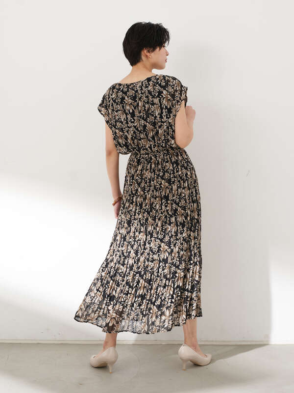 アウトレット ボタニカル柄プリーツワンピース ブラック カーキ パープル Yecca Vecca イェッカヴェッカ のレディースワンピース 7a12l0h0700 ファッション通販のstripe Club