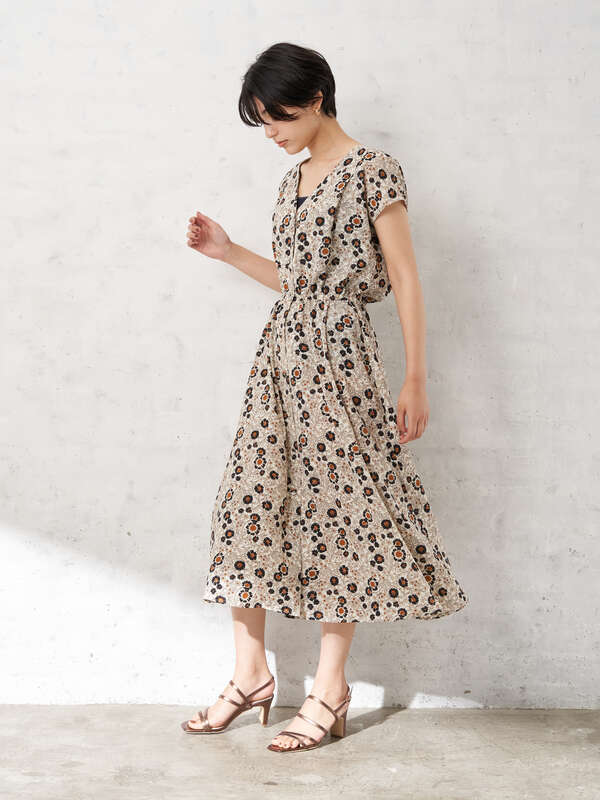 レトロ花柄ワンピース アイボリー ブラック Yecca Vecca イェッカヴェッカ のレディースワンピース 7a16l0h0700 ファッション通販のstripe Club