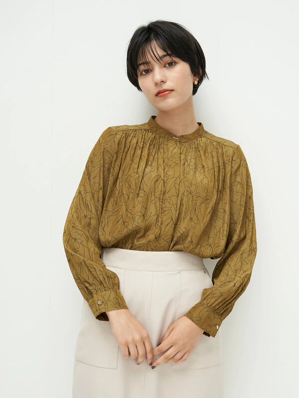 線画花柄ギャザーブラウス オフホワイト チャコールグレー カーキ Yecca Vecca イェッカヴェッカ のレディースシャツ ブラウス 7a13l0a0500 ファッション通販のstripe Club