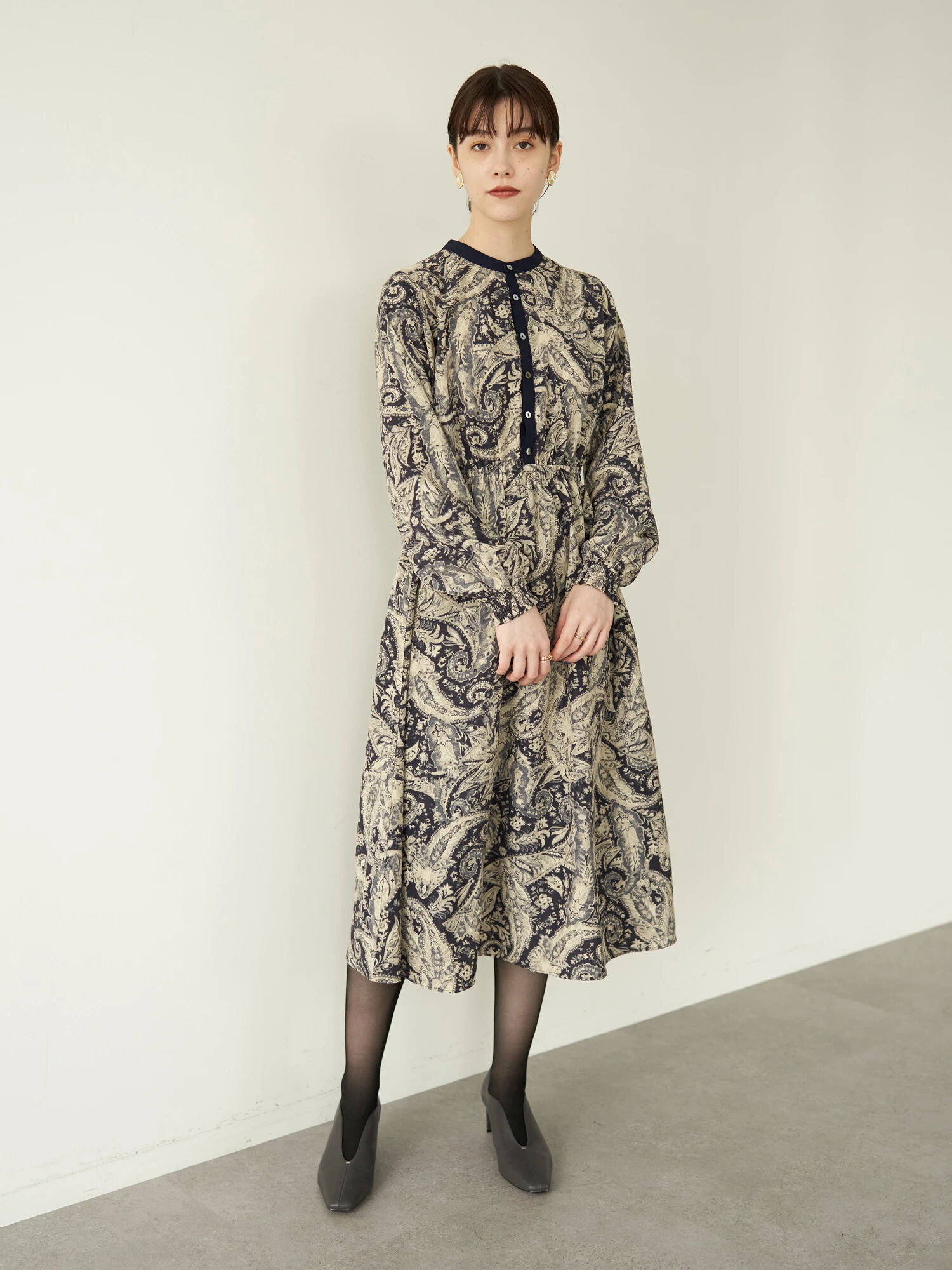 ペイズリー柄ワンピース グレー ブラック Yecca Vecca イェッカヴェッカ のレディースワンピース 7a17l0h00 ファッション通販のstripe Club