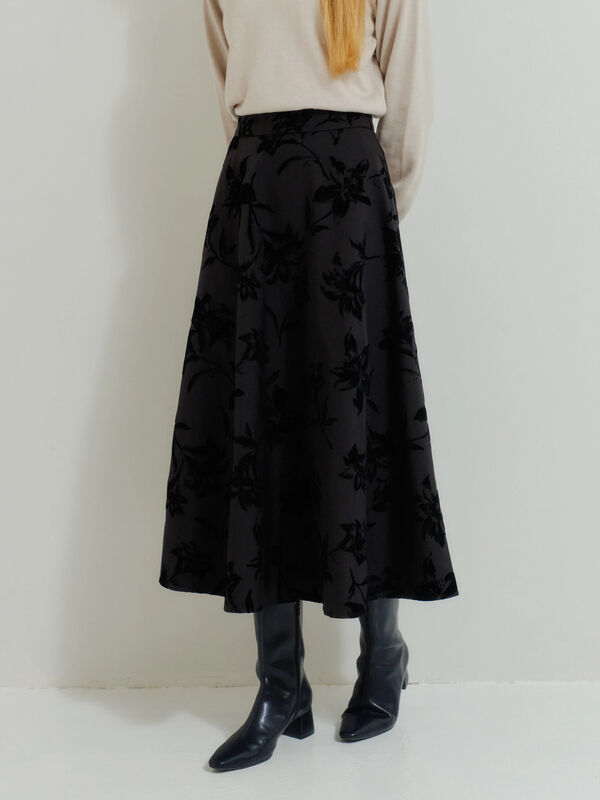 黒地花柄のロングフレアースカート