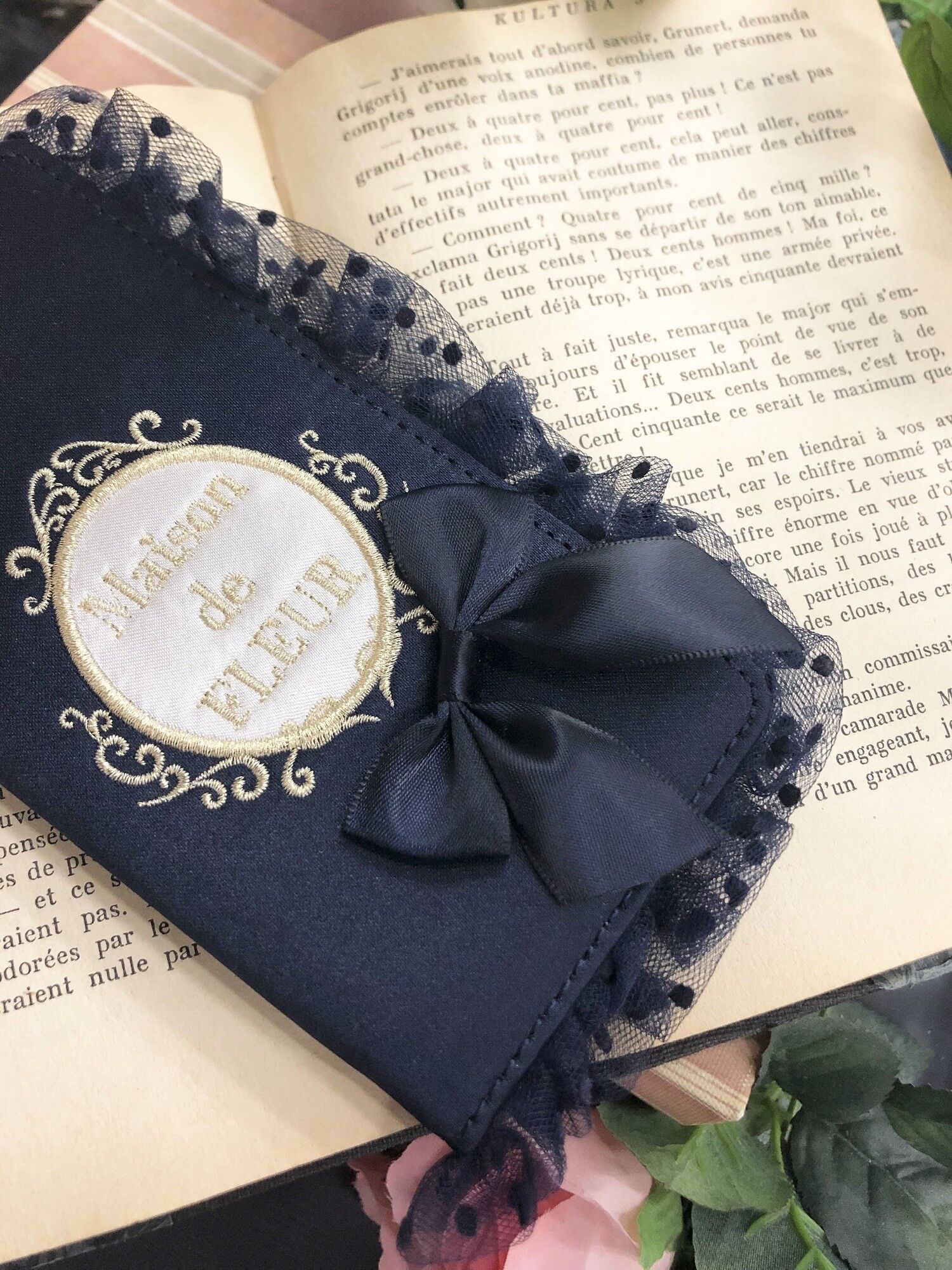 WEB限定》・ドットフリルiPhone7/8ケース(ブラック/ピンク/ダークピンク/ネイビー) Maison de FLEUR(メゾンドフルール)のレディースその他アクセサリー【8S91FQJ0500】|ファッション通販のSTRIPE CLUB Maison de FLEUR フリルスマホケース iPhone8