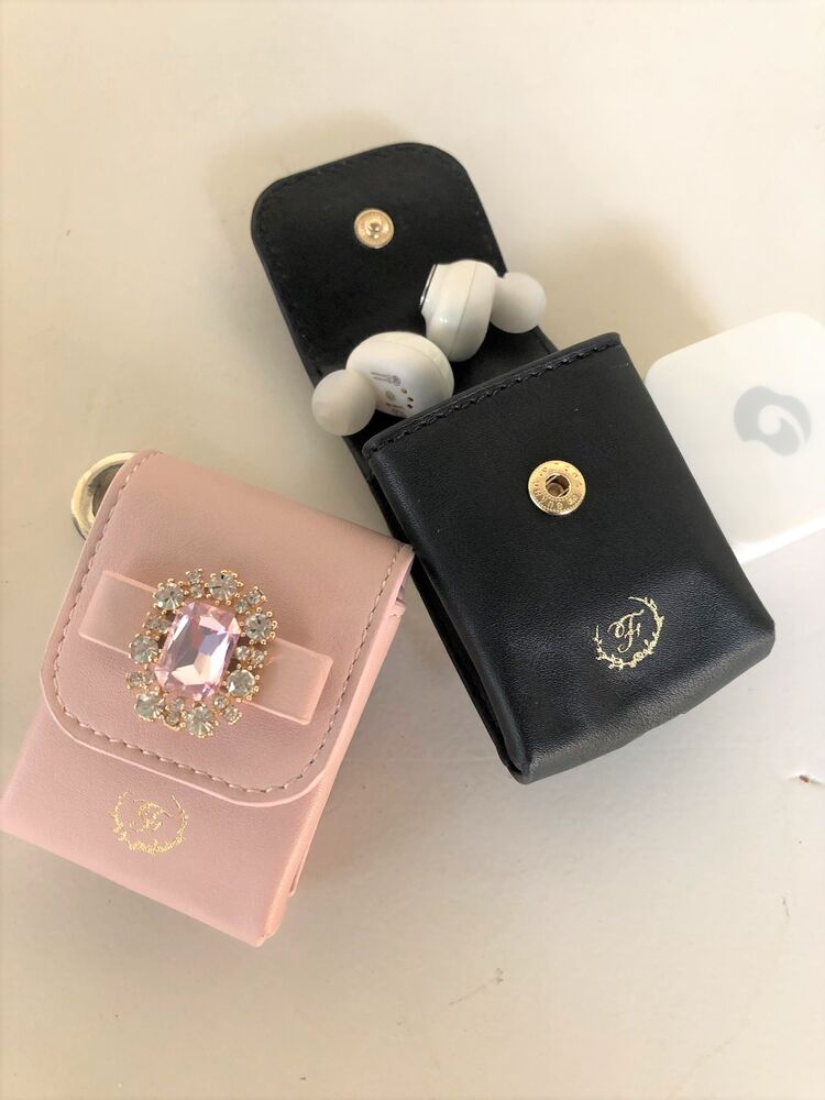 ビジューリボンairpodsケース ブラック ピンク ダークピンク Maison De Fleur メゾンドフルール のレディースバッグ ポーチ 8a93ftj0100 ファッション通販のstripe Club