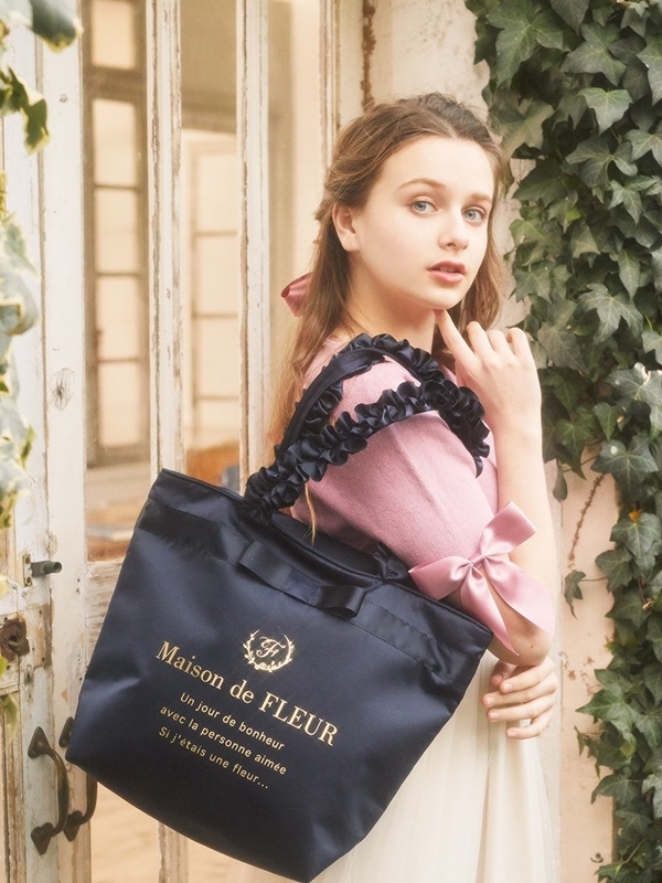 ブランドロゴフリルハンドルトートmバッグ ブラック ベージュ ネイビー ローズ Maison De Fleur メゾンドフルール のレディース バッグ ポーチ 8a01f0j2100 ファッション通販のstripe Club ブランドロゴフリルハンドルトートmバッグ ブラック ベージュ ネイビー ローズ Maison De Fleur メゾンドフルール のレディース バッグ ポーチ 8a01f0j2100 ファッション通販のstripe Club