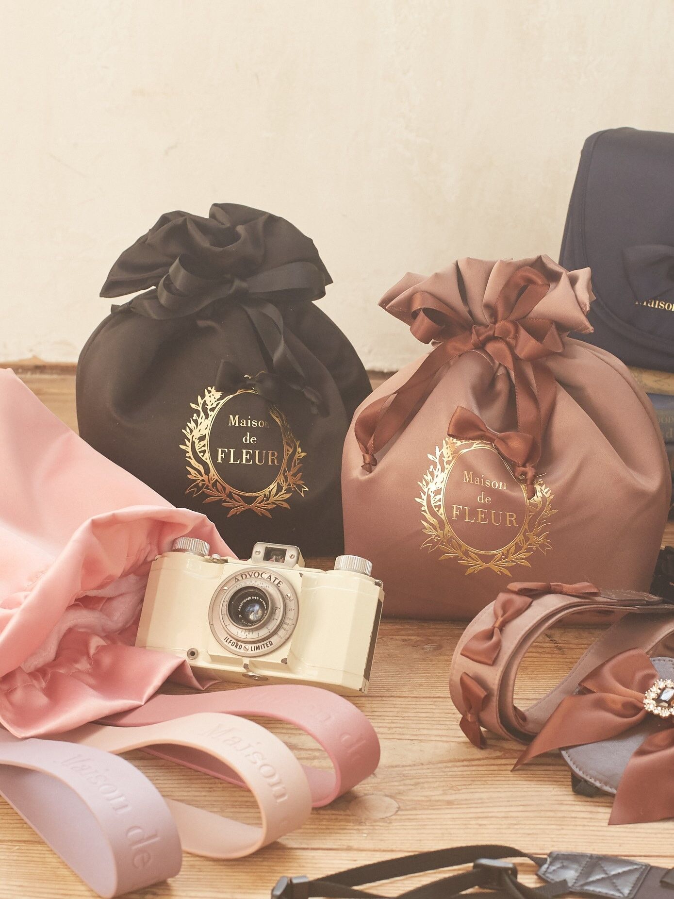 サテンリボンカメラ巾着（ブラック/ピンク/ブラウン/ネイビー） Maison de FLEUR（メゾンドフルール）のレディースバッグ・ポーチ【8A01FSJ0600】｜ファッション通販のSTRIPE  CLUB