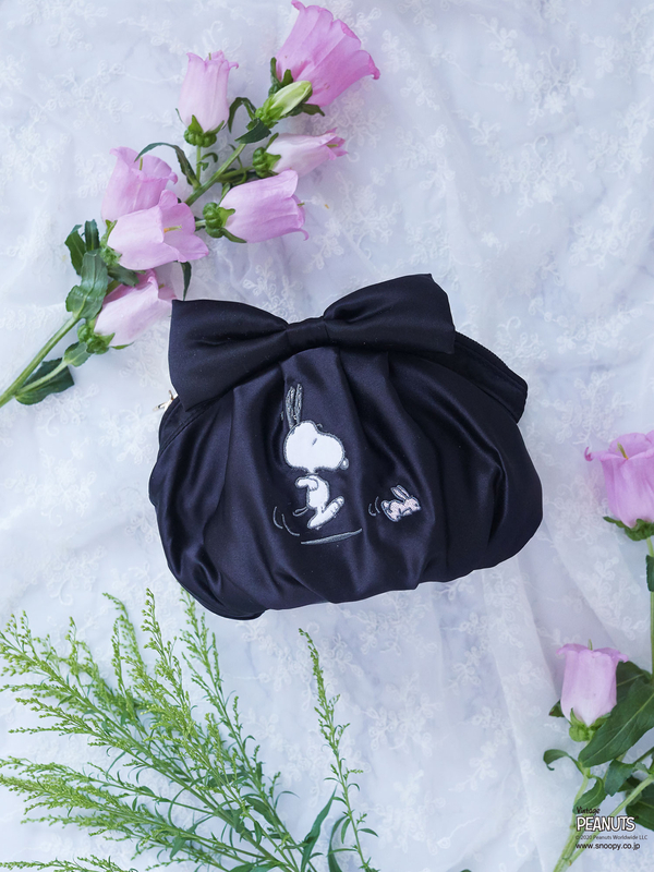 Snoopyサテンリボンポーチ グレー ブラック ピンク Maison De Fleur メゾンドフルール のレディースポーチ 8a02fjj10 ファッション通販のstripe Club