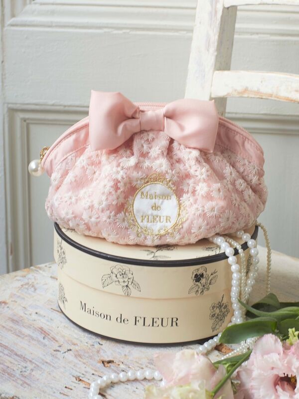 フラワー刺繍リボンポーチ アイボリー ピンク Maison De Fleur メゾンドフルール のレディースバッグ ポーチ 8a04fjj30 ファッション通販のstripe Club
