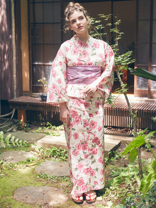 夏を告げるコクリコの花浴衣