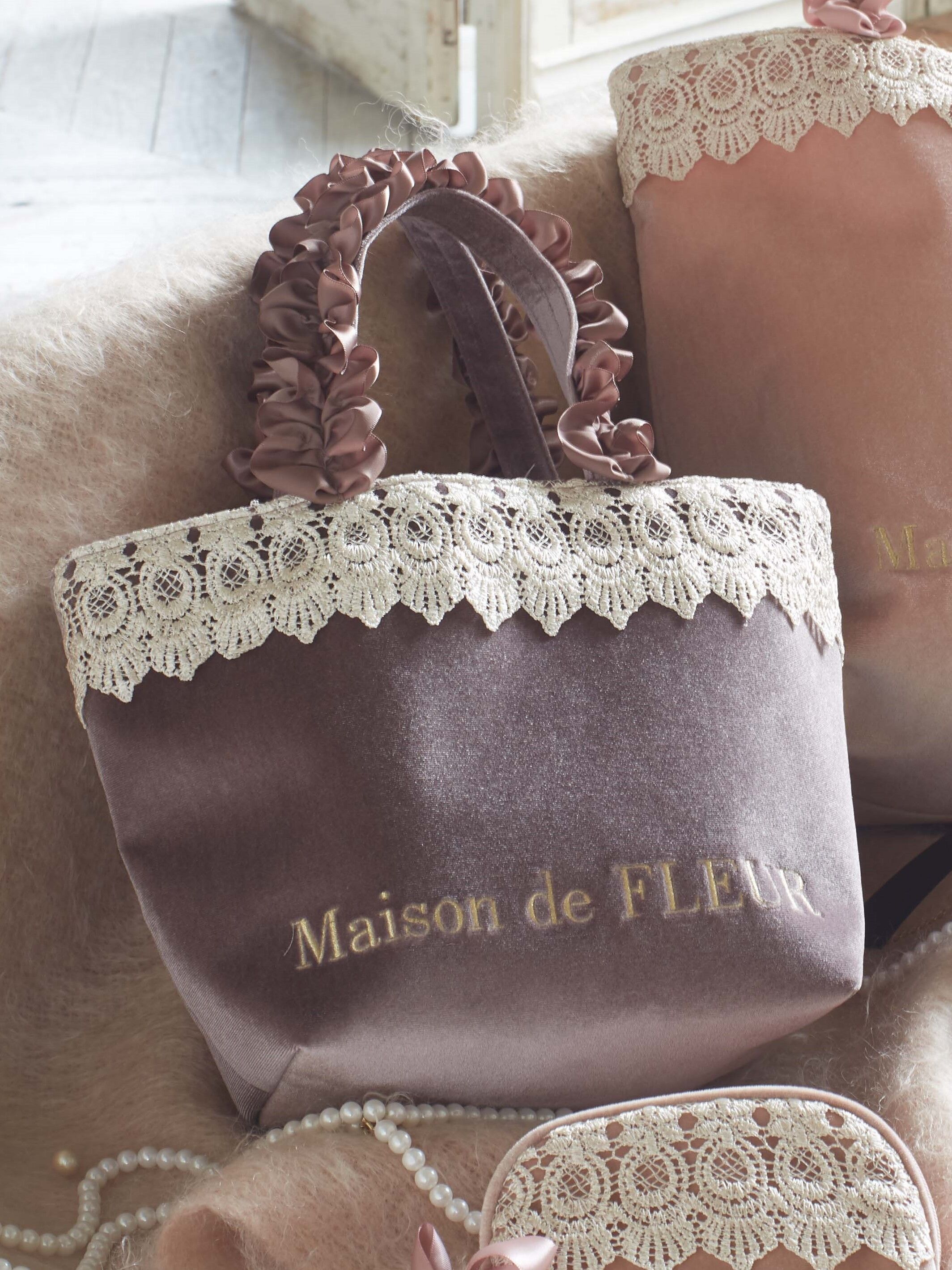 ベロアレースフリルハンドルトートsバッグ ブラック グレーベージュ ピンクベージュ Maison De Fleur メゾンドフルール のレディース バッグ ポーチ 8a13f0j3400 ファッション通販のstripe Club