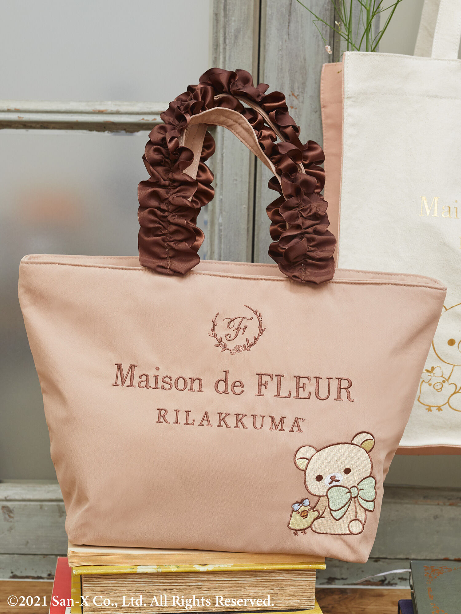 リラックマ&キイロイトリ フリルトートバッグ / Maison de FLEUR(メゾンドフルール)のバッグ・ポーチ ファッション通販のSTRIPE  CLUB