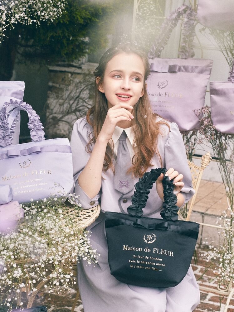 ブランドロゴフリルハンドルトートSバッグ（ネイビー/ラベンダー/アイスブルー） Maison de FLEUR（メゾンドフルール）のレディースバッグ・ポーチ【8A21F0J0400】｜ファッション通販のSTRIPE  CLUB
