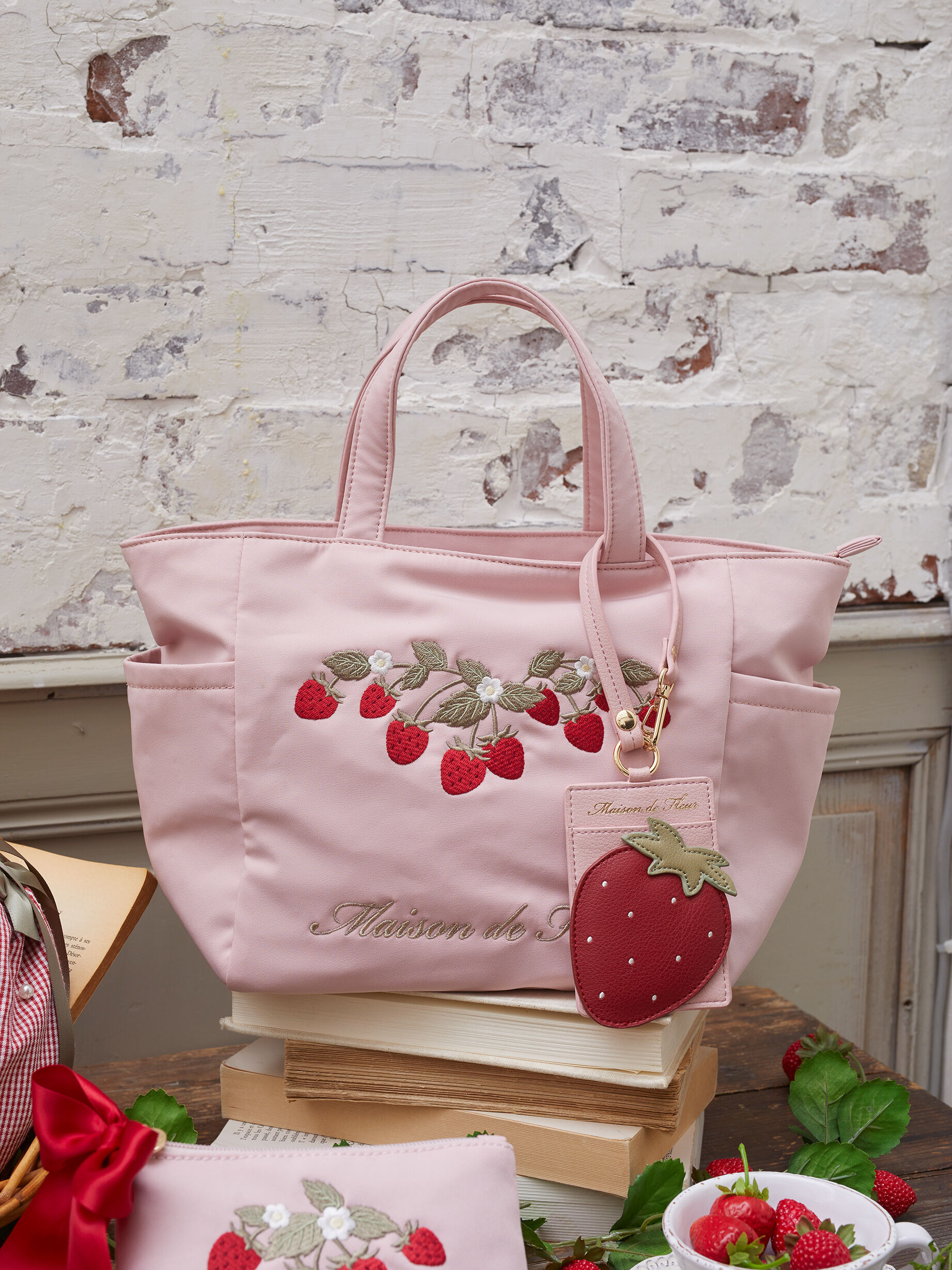 いちご刺繍サイドポケットトートバッグ（ピンク） / Maison de FLEUR