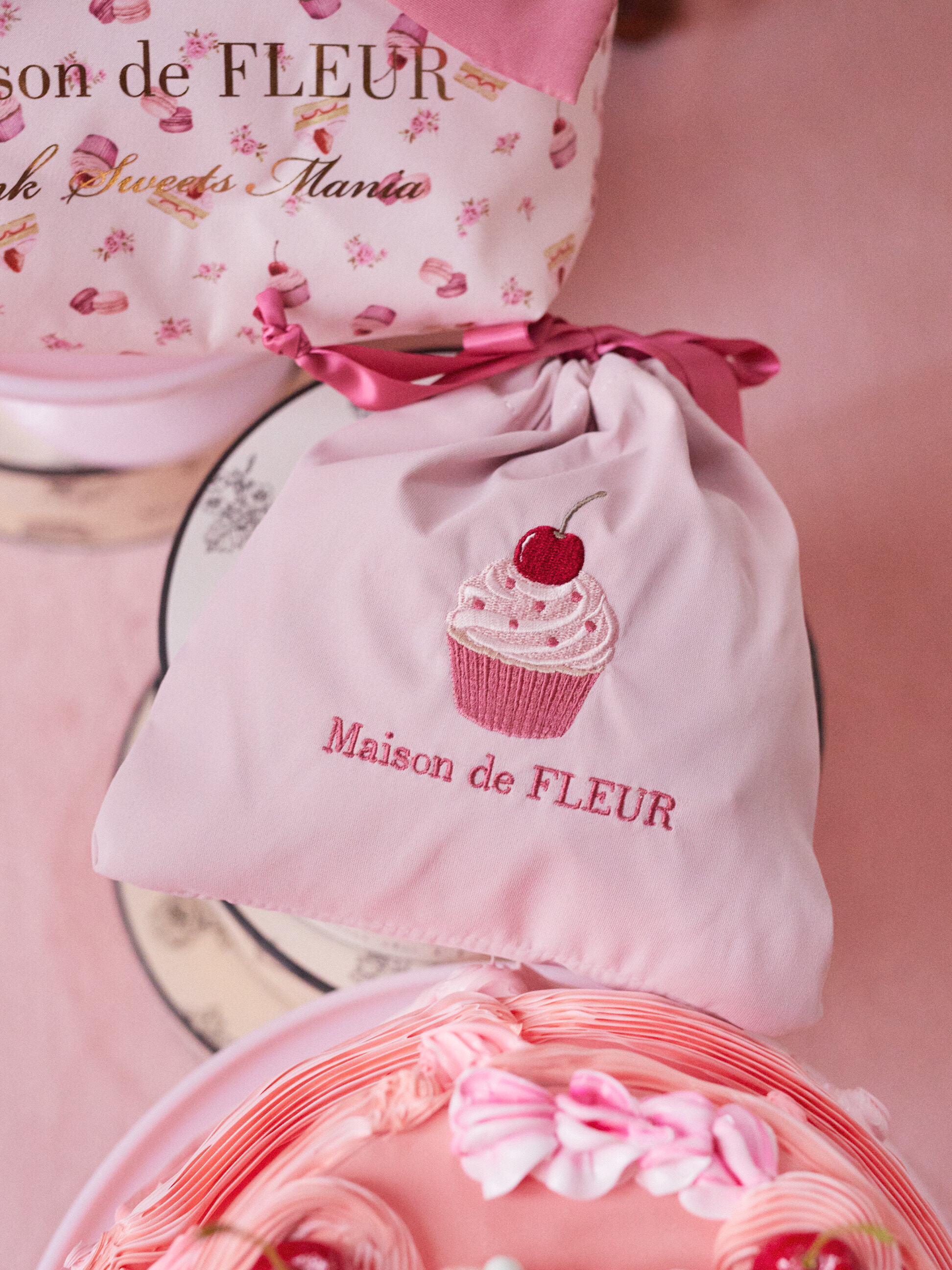 Pink Sweets Maniaカップケーキ巾着（ピンク） / Maison de FLEUR（メゾンドフルール）のレディースバッグ・ポーチ【8A21FSJ0300】｜ファッション通販のSTRIPE  CLUB