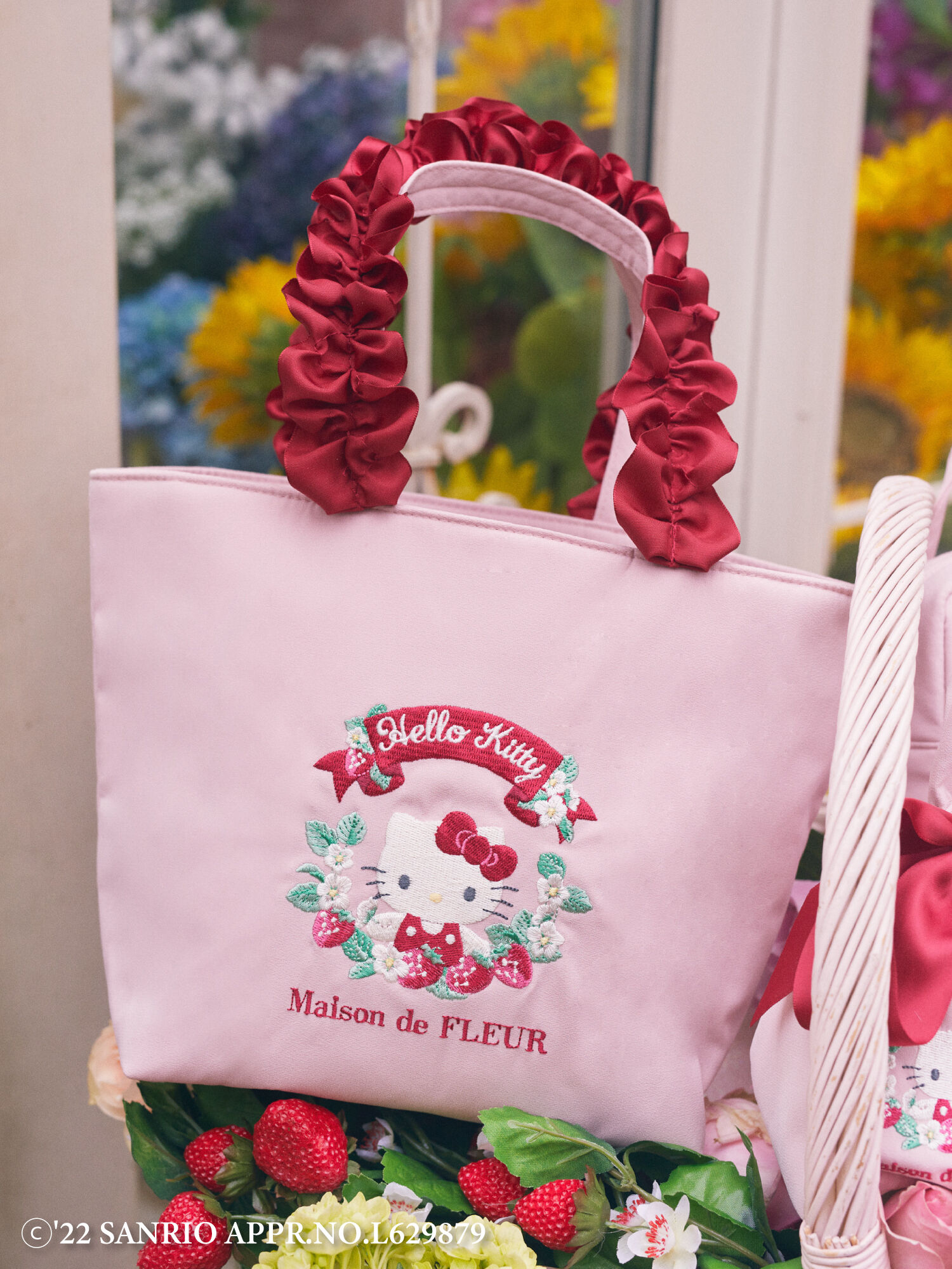 HelloKitty フリルハンドルトート（ピンク） Maison de  FLEUR（メゾンドフルール）のレディースバッグ・ポーチ【8A21F0J2800】｜ファッション通販のSTRIPE CLUB