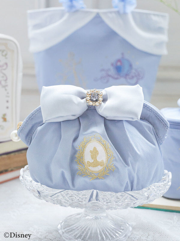 Cinderella/リボンポーチ（グレイッシュブルー） / Maison de FLEUR（メゾンドフルール）のレディースバッグ・ポーチ【8W22FJJ0600】｜ファッション通販のSTRIPE  CLUB