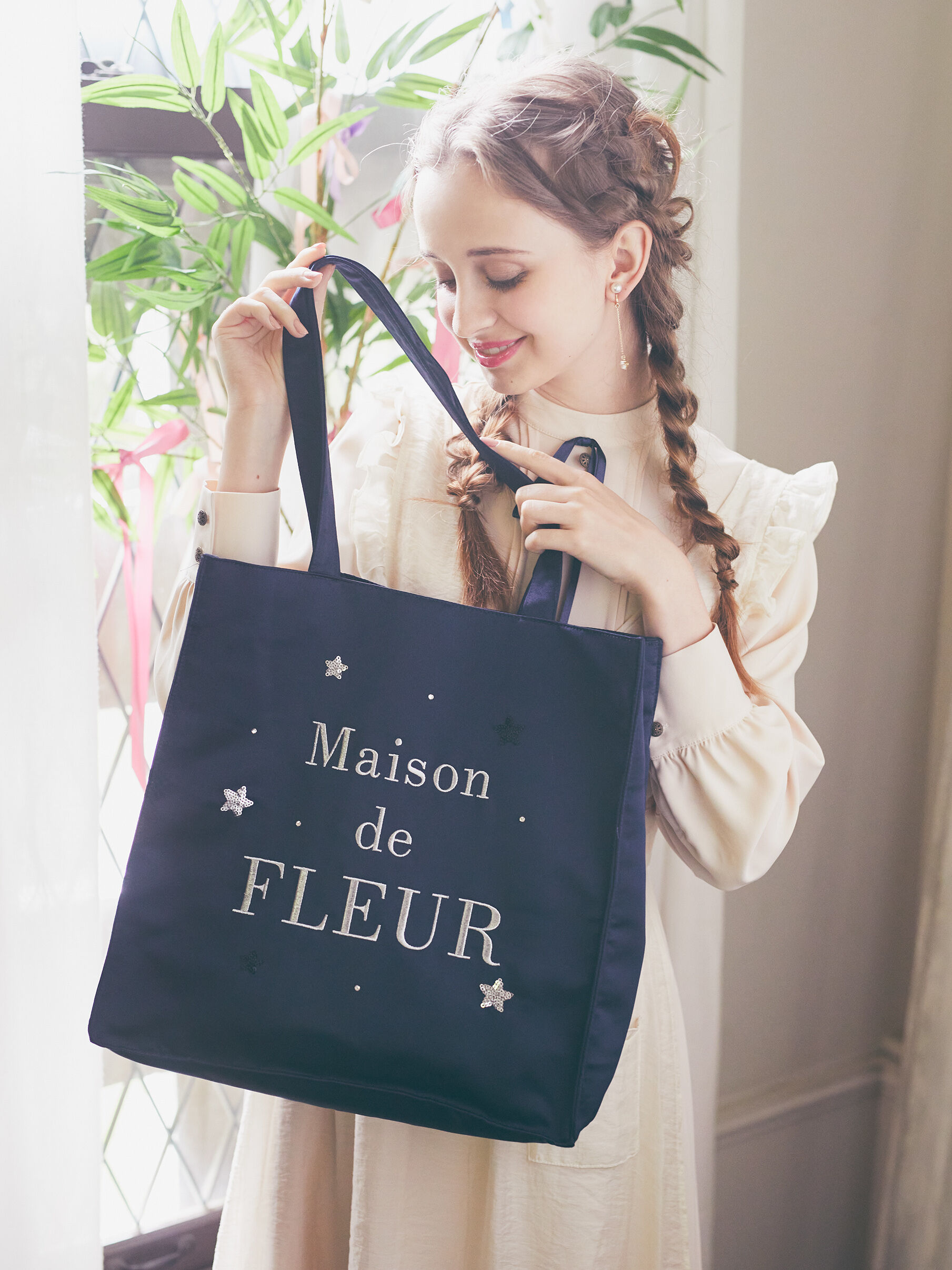 スター刺繍サテンスクエアトートバッグ（ネイビー） / Maison de FLEUR