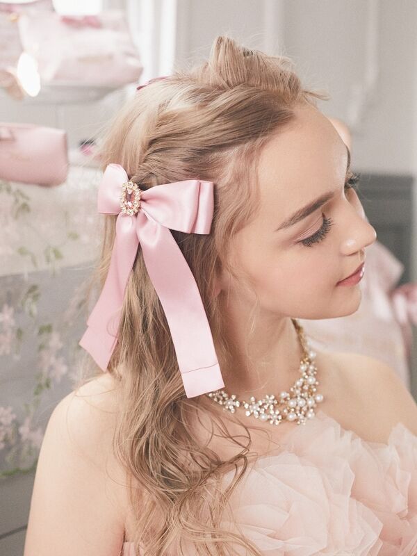 Maison de FLEUR/ビジューサテンリボンバレッタ ヘアアクセサリー 非繊維ヘアアクセ 新品 Maison de Fleur ライトピンク レディース ポリエステルガラス合金鉄 F 髪 リボン