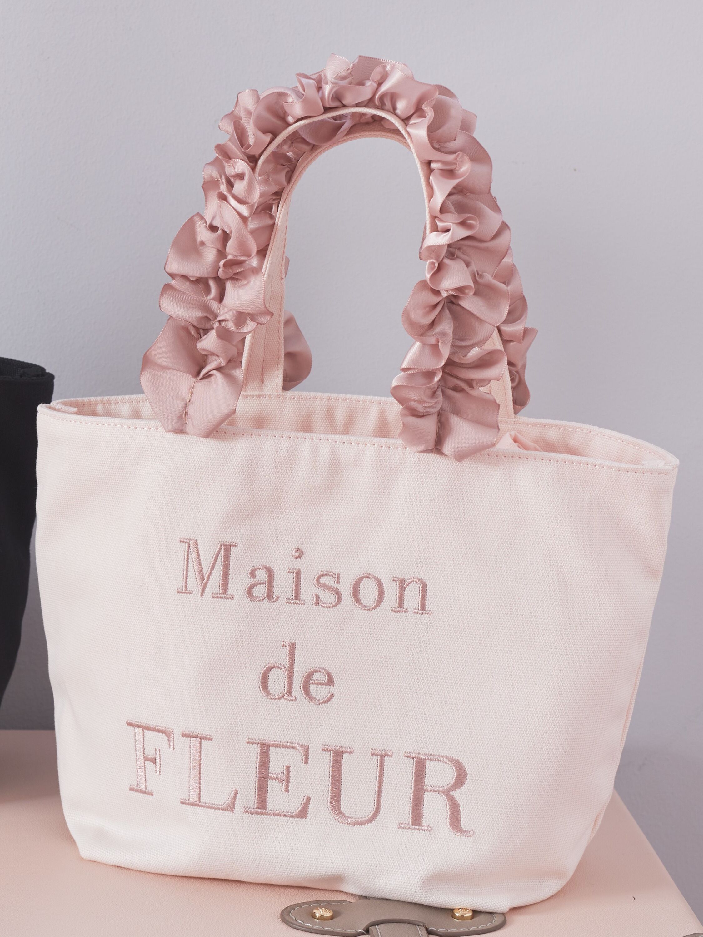 帆布フリルハンドルトートバッグ（ブラック/ピンク） / Maison de