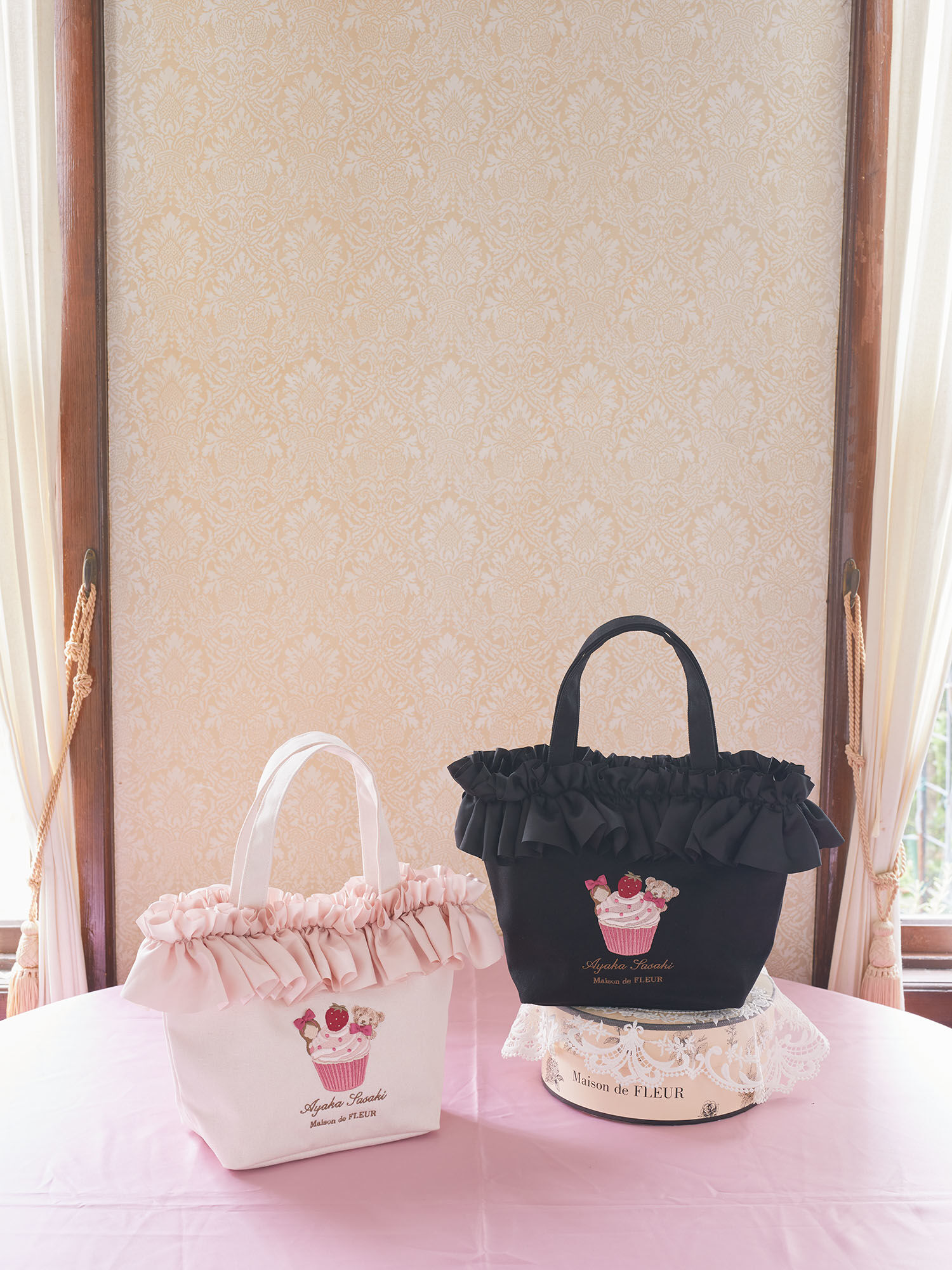 くまさん刺繍フリルトートバッグ（ブラック/ピンク） / Maison de