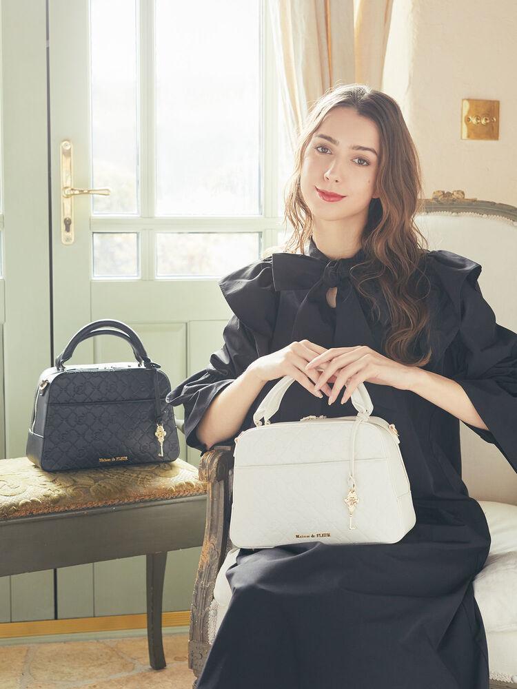 モノグラムカールアップバッグ（アイボリー/ブラック） / Maison de  