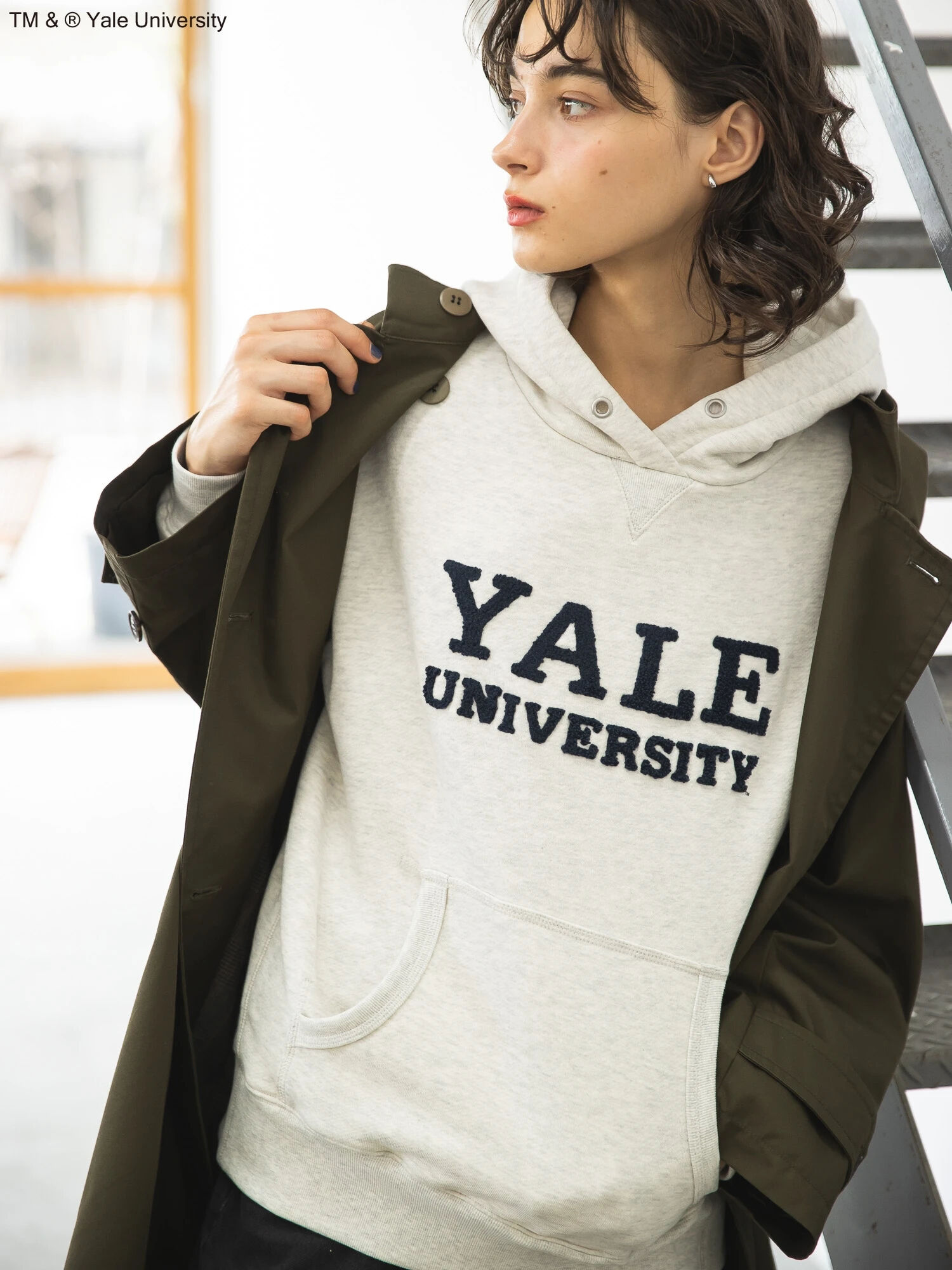 TM&(R) Yale University スウェットパーカー