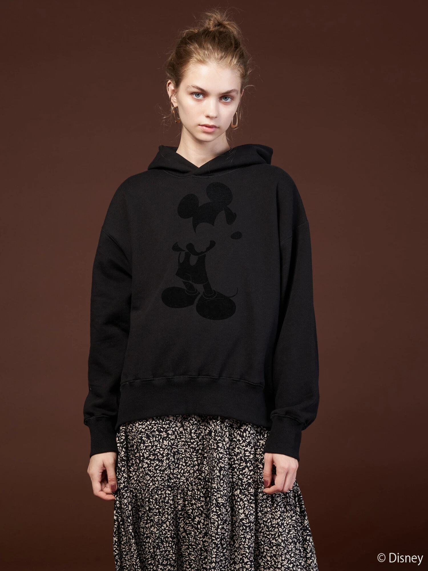 フロッキープリント裏起毛パーカー/Mickey（ライトグレー/ブラック） Disney collection by AMERICAN HOLIC（ ディズニーコレクション バイ アメリカンホリック）のレディースカットソー【HX24L1C0200】｜ファッション通販のSTRIPE CLUB