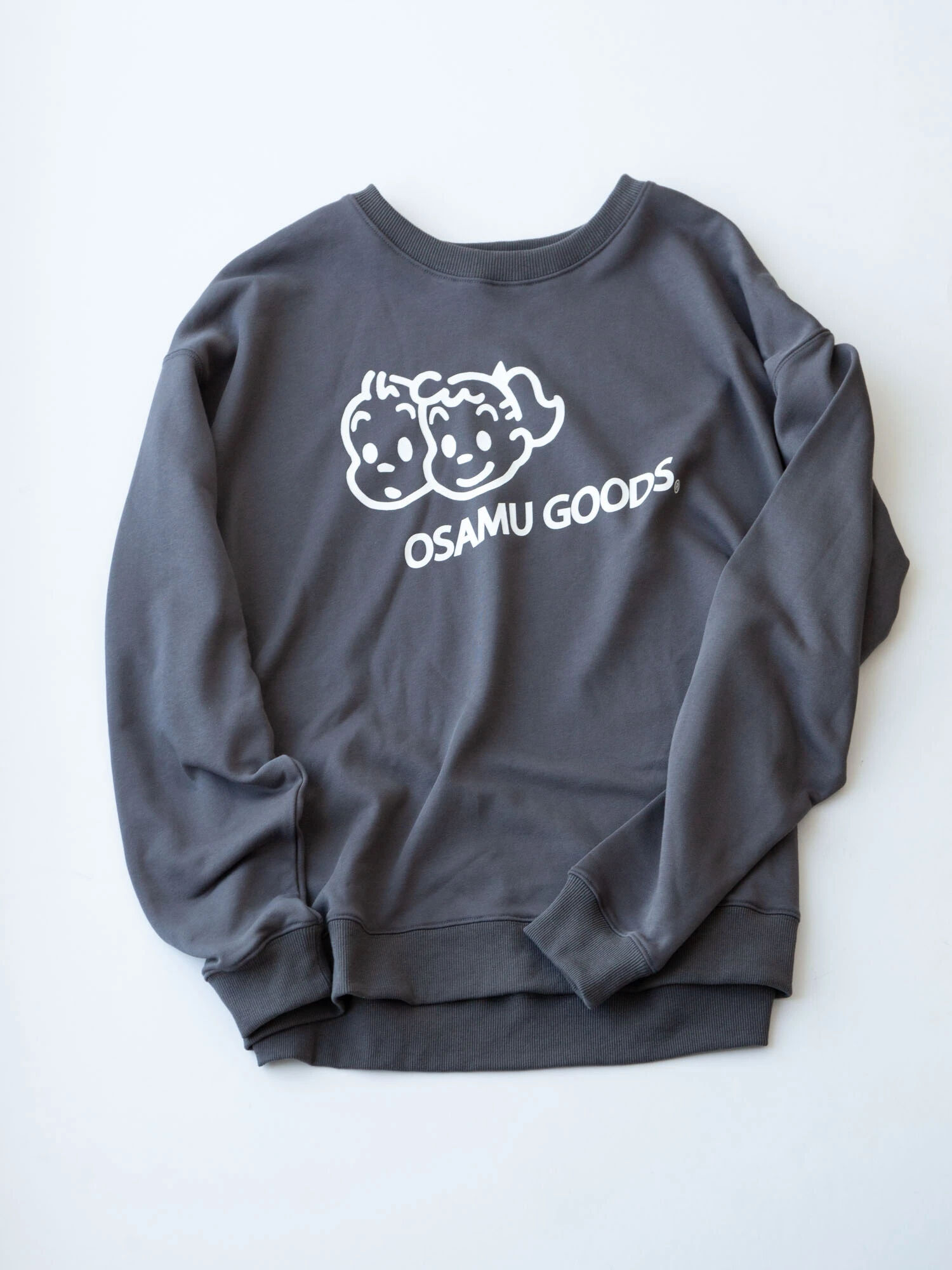 osamu goods crew sweat（ダークグレー/レッド） / koe（コエ）の