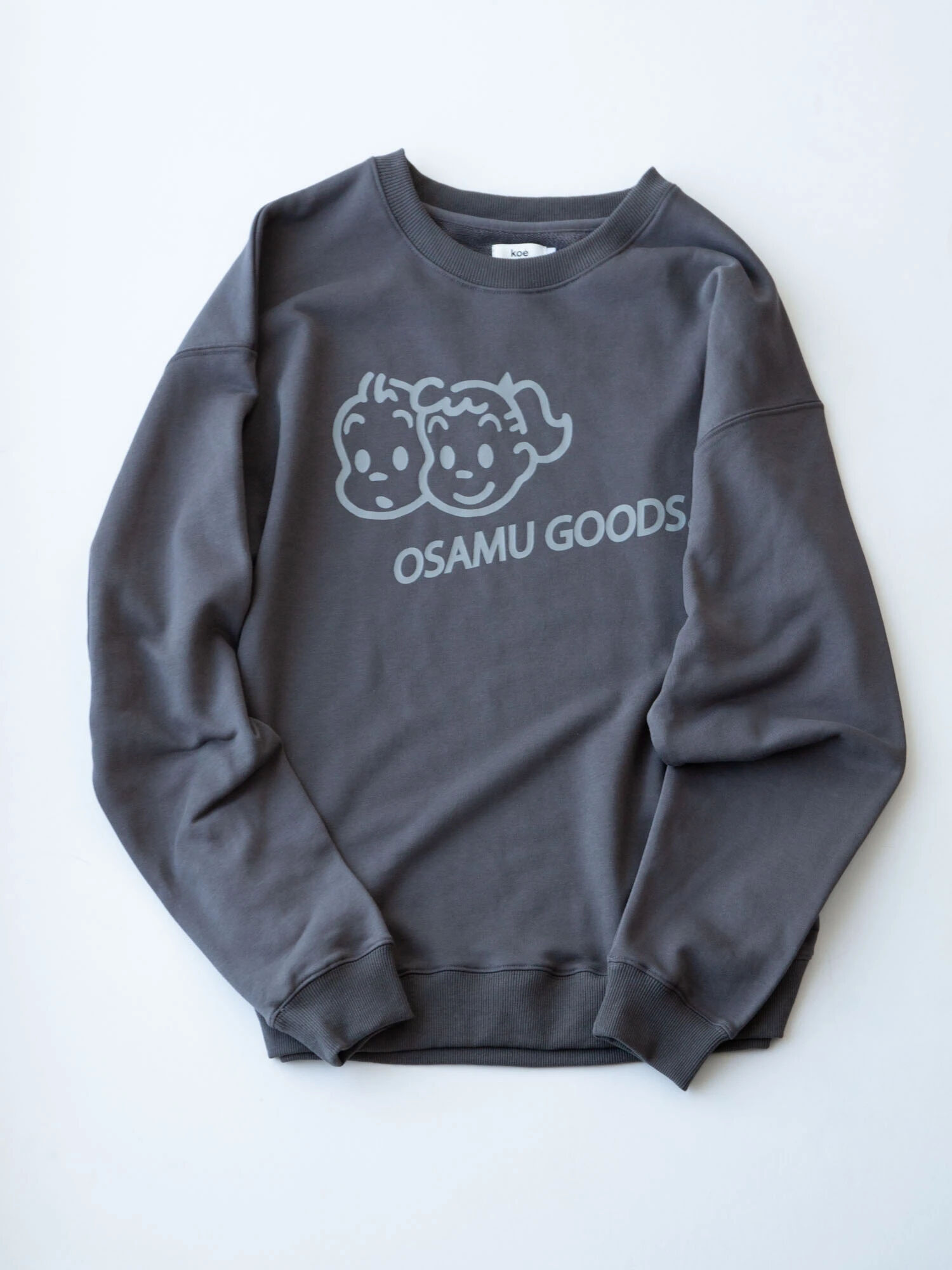 osamu goods crew sweat（ダークグレー/レッド） / koe（コエ）の