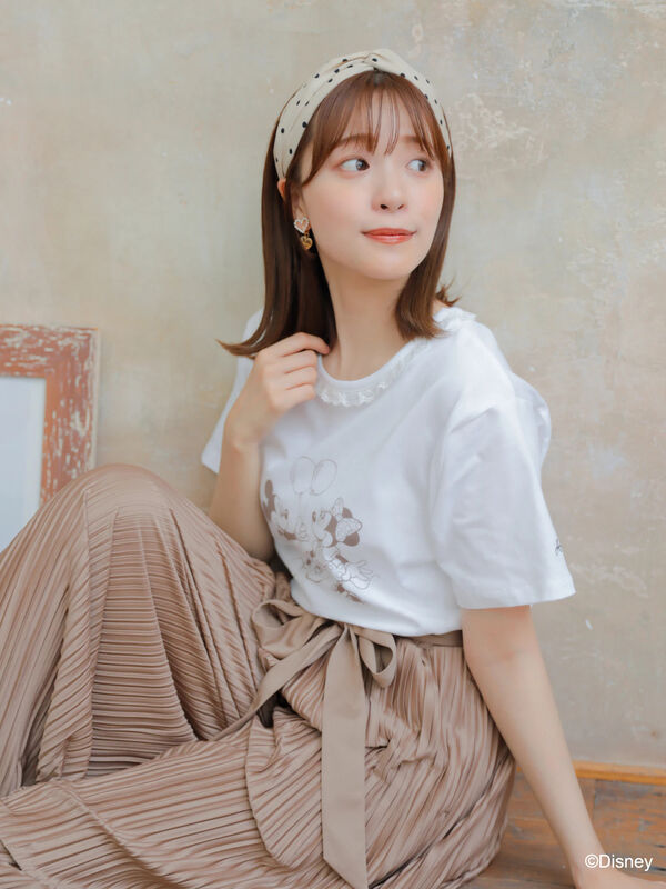 ミッキー ミニー フリル付きtシャツ オフホワイト ピンク ブラウン Areeam アリーム のレディースtシャツ Mw12l1c0600 ファッション通販のstripe Club